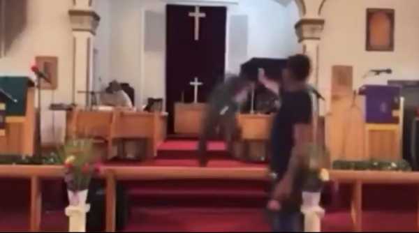 Πενσυλβάνια: Ένοπλος εισέβαλε σε εκκλησία για να σκοτώσει τον ιερέα – Μπλόκαρε το πιστόλι (βίντεο)