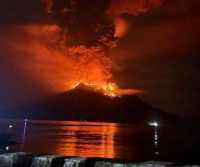 Ινδονησία: Συναγερμός μετά από έκρηξη ηφαιστείου – Εκκενώθηκαν οι γύρω περιοχές (βίντεο)