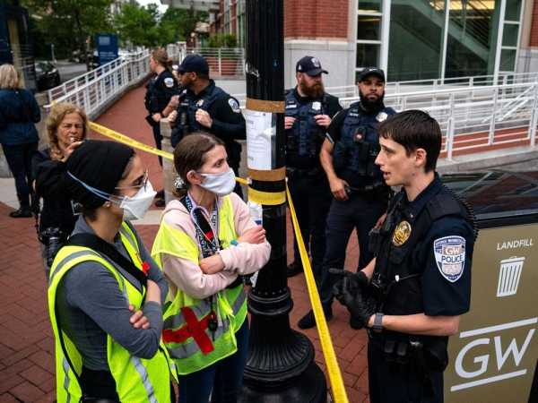 ΗΠΑ: Η αστυνομία εκκένωσε φοιτητικό καταυλισμό σε πανεπιστήμιο της Ουάσινγκτον