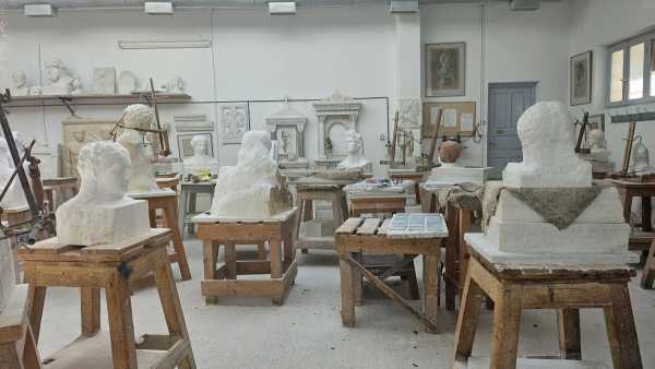 “A Future for the Past”: Η μαρμαρογλυπτική συναντά το σύγχρονο σχέδιο στο Μουσείο Μπενάκη