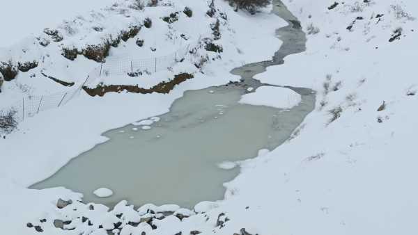 Οροπέδιο Λασιθίου: Η «Μπάρμπαρα» πάγωσε τα νερά του ποταμού στον Χώνο