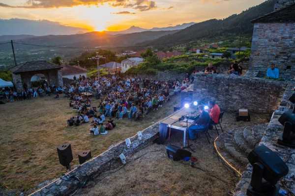 «Γιατί ’ναι μαύρα τα βουνά ’24»: Οι μουσικές κουλτούρες των Νοτίων Βαλκανίων δίνουν ραντεβού στην Κόνιτσα