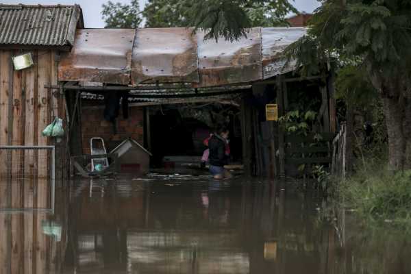 Φονικές πλημμύρες στην Ινδονησία – Τουλάχιστον 14 νεκροί