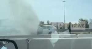Στις φλόγες αυτοκίνητο στην Ποσειδώνος – Κυκλοφοριακό χάος χιλιομέτρων (video)