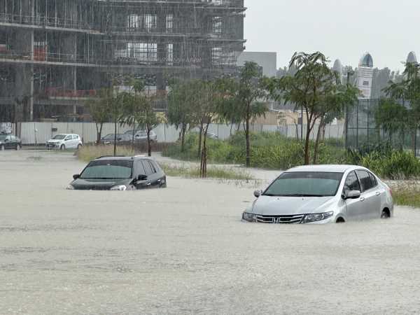 Ντουμπάι: Οι δρόμοι έγιναν ποτάμια – Κάτω από το νερό και το αεροδρόμιο