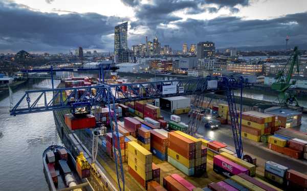 Ένθετο Οικονομία: Τριγμοί στο διεθνές εμπόριο λόγω των επιθέσεων σε πλοία στην Ερυθρά  – Πώς θα επηρεαστούν οι τιμές των προϊόντων 