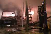 Ρέθυμνο: Εικόνες και βίντεο από το σούπερ μάρκετ που έγινε στάχτη - Η φωτιά επεκτάθηκε σε σταθμευμένα οχήματα