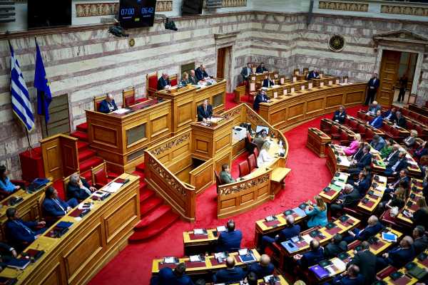 Ακραία πόλωση στη Βουλή στη συζήτηση επί της πρότασης δυσπιστίας – Tην Πέμπτη οι ομιλίες των πολιτικών αρχηγών (Live)