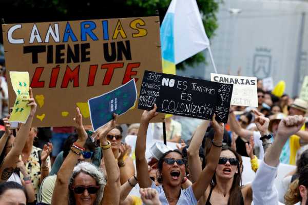 Κανάρια Νησιά: Φουντώνει το κίνημα κατά του υπερτουρισμού – Μαζικές διαδηλώσεις
