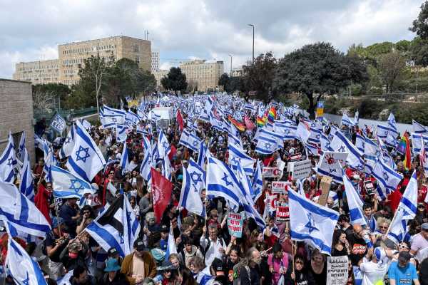 Ξανά στους δρόμους οι Ισραηλινοί – 100.000 άνθρωποι διαδήλωσαν στο Τελ Αβίβ