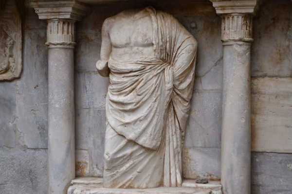 Η Πρωτομαγιά των Χαλικούτηδων στο Ηράκλειο και το ακέφαλο άγαλμα