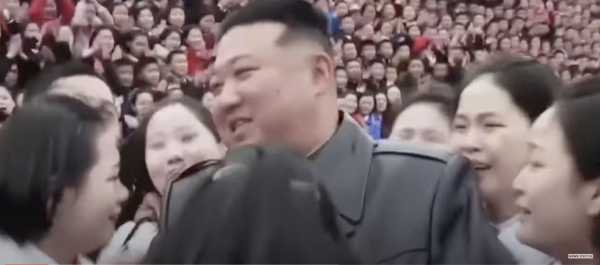 O Κιμ Γιονγκ Ουν είναι o νέος σταρ του Tik Tok – Το τραγούδι προπαγάνδας που έγινε viral (βίντεο)