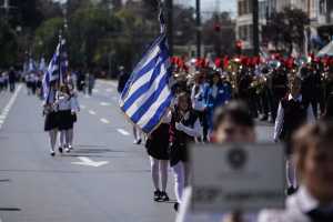 25η Μαρτίου: Στα γαλανόλευκα το κέντρο της Αθήνας – Η μαθητική παρέλαση σε εικόνες