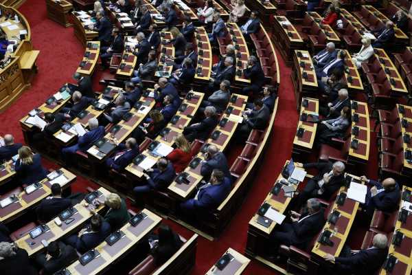 Διαμάχη για τα Τέμπη στη Βουλή: «Ναι» στη σύσταση προανακριτικής λένε όλα τα κόμματα της αντιπολίτευσης