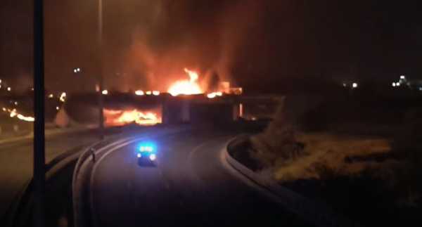 Φωτιά σε βυτιοφόρο που ανετράπη στην Αθηνών – Κορίνθου: Χάος στους δρόμους, μήνυμα από το 112 (video)