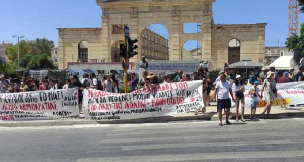 Χανιά: Αντιφασιστική διαδήλωση στην πλατεία Αγοράς (φώτο)