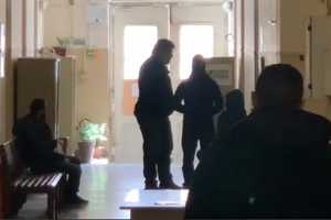 Βιασμός 11χρονου στην Κρήτη: Εν μέσω αποδοκιμασιών έφτασε στα δικαστήρια ο 66χρονος λυράρης (vid)