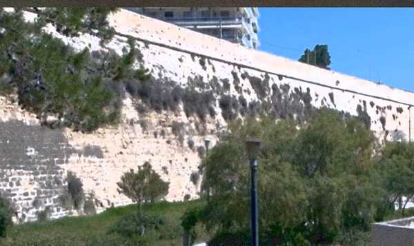 Ηράκλειο: Σήμα κινδύνου από τα ενετικά τείχη στην Δουκός Μποφώρ - Απίστευτες οι καθυστερήσεις στερέωσης (vid)