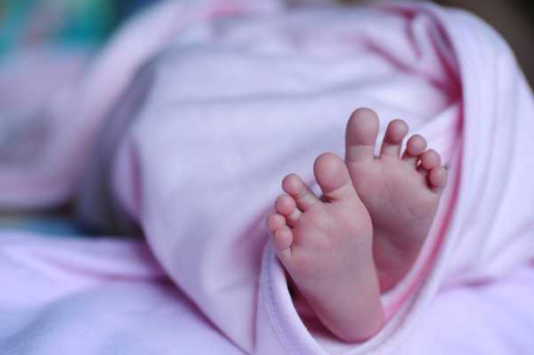 Τα «μωρά της πανδημίας» έχουν πιο υγιές μικροβίωμα και λιγότερες τροφικές αλλεργίες, διαπιστώνει νέα μελέτη