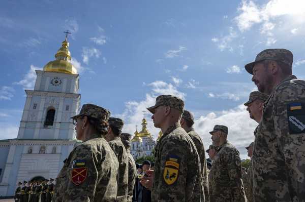 Πολωνία: Πρόθυμη να επιστρέψει Ουκρανούς στο Κίεβο για να υπηρετήσουν στον στρατό