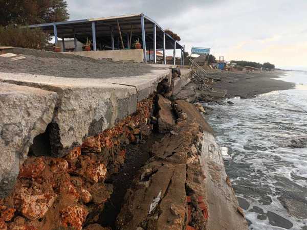 Χανιά: Οργή και αγανάκτηση για την παραλία του Πλατανιά - «Να επανέλθει στην αρχική της μορφή»