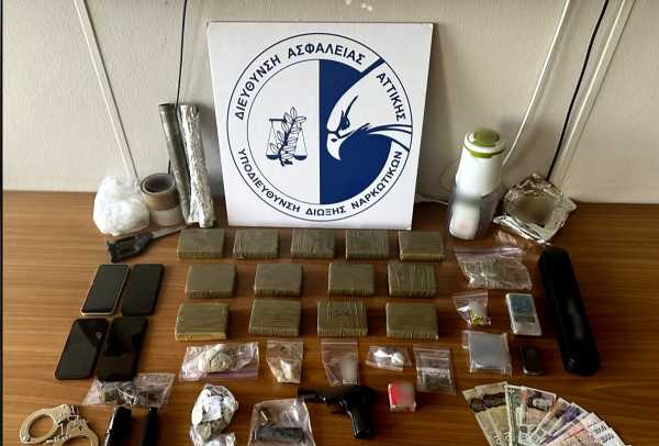 ΕΛ.ΑΣ: Χειροπέδες σε κύκλωμα διακίνησης ναρκωτικών στο Περιστέρι – Κατασχέθηκαν 3 κιλά ηρωίνης και όπλο