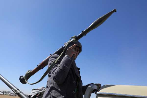Χούθι: Εκτόξευσαν 6 πυραύλους κατά εμπορικών πλοίων – μεταξύ των οποίων και ελληνόκτητου- χθες
