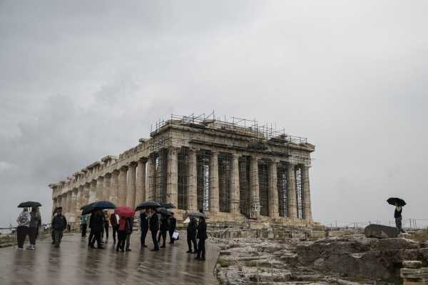 Έρευνα: 1 στους 2 Έλληνες αν έβρισκε πορτοφόλι θα το επέστρεφε 