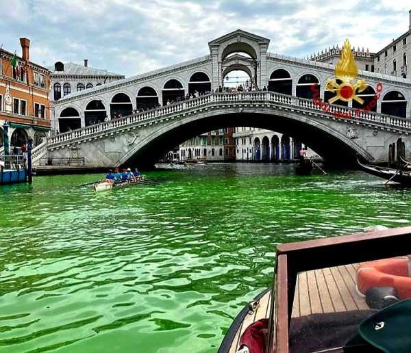 Ιταλία: Πρασινοκόκκινη «μπογιά» στο Μεγάλο Κανάλι της Βενετίας