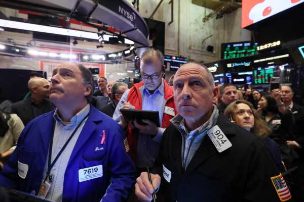 Wall Street: Άλμα 400 μονάδων για τον Dow Jones χάρη σε… αδύναμα στοιχεία για την απασχόληση