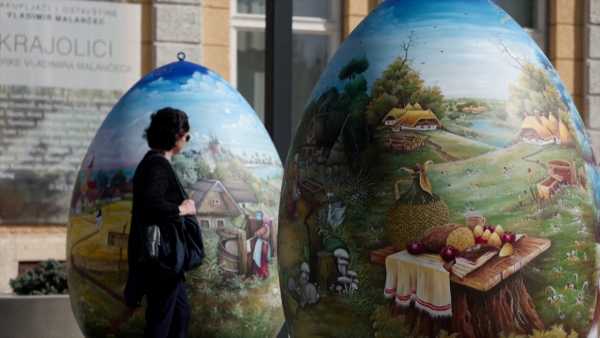Βίντεο: Γιγαντιαία πασχαλινά αυγά διακοσμημένα στο χέρι εκτίθενται σε πόλη της Κροατίας